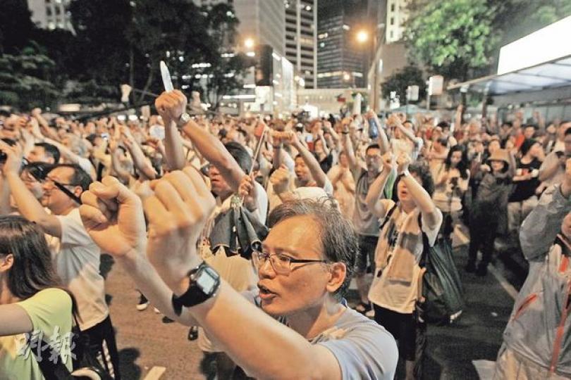 逾四成參加佔中研討會的受訪市民對本報表示，會參與明年的佔中行動，在大會要求下，參加者舉起雙手，高呼「拉就拉我啦」，表達對公民抗命的支持。（李澤彤攝）市民冒風雨參加七一遊行後，逾6000人留下參加民陣舉辦的佔中研討會，他們主要聚集在遮打道（左）至文華東方酒店旁的行人隧道。圖右德輔道中的人潮較分散，遊行人士途經該處，可選擇繞路到遮打道參加研討會或自行散去。（盧翊銘攝）佔中「死士」邵家臻在台上呼籲參加佔中研討會的市民舉高左手，齊聲高呼「佔領中環、蓄勢待發」，為佔中行動誓師。（余俊亮攝）（明報製圖）
