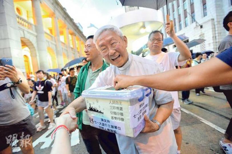 天主教港區榮休主教陳日君樞機(前)雖然無遊行,但傍晚就到皇后像廣場附近、遊行終點前,罕有咁拎住民陣錢箱籌款,市民見到佢都好主動捐錢,仲同佢握手影相。(鄧宗弘攝)國民教育家長關注組發言人陳惜姿(圖)著住雨衣冒雨喺街站募捐,佢話確實捐款數字仍在點算,但在場所見市民捐款踴躍。(張景寧攝) 天主教港區榮休主教陳日君樞機(前)雖然無遊行,但傍晚就到皇后像廣場附近、遊行終點前,罕有咁拎住民陣錢箱籌款,市民見到佢都好主動捐錢,仲同佢握手影相。(鄧宗弘攝)國民教育家長關注組發言人陳惜姿(圖)著住雨衣冒雨喺街站募捐,佢話確實捐款數字仍在點算,但在場所見市民捐款踴躍。(張景寧攝)