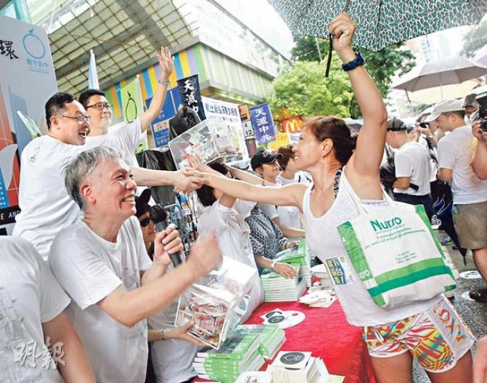遊行人士即使在滂沱大雨下,經過佔中街站時亦爭相希望與佔中三子握手、打氣並踴躍捐款。左方三人為佔中發起人朱耀明、戴耀廷及陳健民。(李紹昌攝) 遊行人士即使在滂沱大雨下,經過佔中街站時亦爭相希望與佔中三子握手、打氣並踴躍捐款。左方三人為佔中發起人朱耀明、戴耀廷及陳健民。(李紹昌攝)