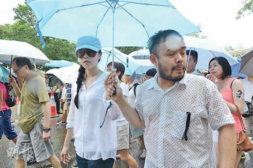 龍小菌與緋聞男友兼經理人邵子風原本同撐一把傘,但被發現後立即彈開。(攝影:梁榮達、林祖傑、劉永銳)龍小菌獻唱時感動眼濕濕。(攝影:梁榮達、林祖傑、劉永銳)蘇玉華與男友潘燦良低調地參加遊行。(攝影:梁榮達、林祖傑、劉永銳)Naomi以消暑裝參加遊行,點行都唔覺熱。(攝影:梁榮達、林祖傑、劉永銳)「出櫃」歌手吳彤支持爭取同志平權。(攝影:梁榮達、林祖傑、劉永銳) 龍小菌與緋聞男友兼經理人邵子風原本同撐一把傘,但被發現後立即彈開。(攝影:梁榮達、林祖傑、劉永銳)龍小菌獻唱時感動眼濕濕。(攝影:梁榮達、林祖傑、劉永銳)蘇玉華與男友潘燦良低調地參加遊行。(攝影:梁榮達、林祖傑、劉永銳)Naomi以消暑裝參加遊行,點行都唔覺熱。(攝影:梁榮達、林祖傑、劉永銳)「出櫃」歌手吳彤支持爭取同志平權。(攝影:梁榮達、林祖傑、劉永銳)