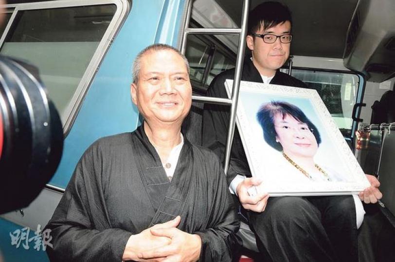 許成彪與兒子送別蘇杏璇最後一程。(攝影:孫華中) 許成彪與兒子送別蘇杏璇最後一程。(攝影:孫華中)