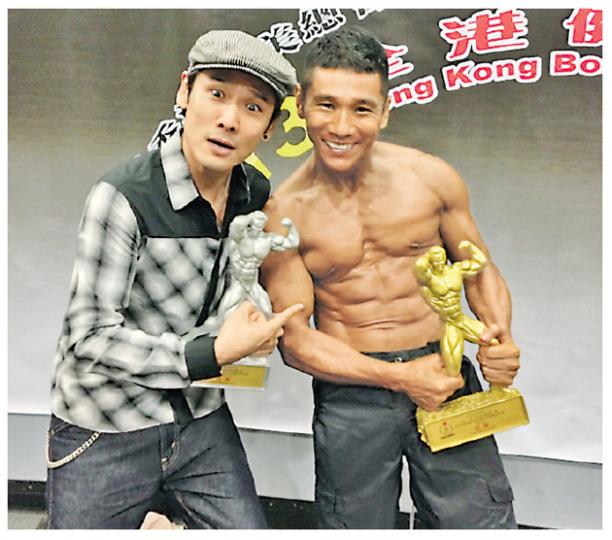 杜德偉(左)驚嘆哥哥杜德智(右)一身健碩肌肉。(微博圖片) 杜德偉(左)驚嘆哥哥杜德智(右)一身健碩肌肉。(微博圖片)