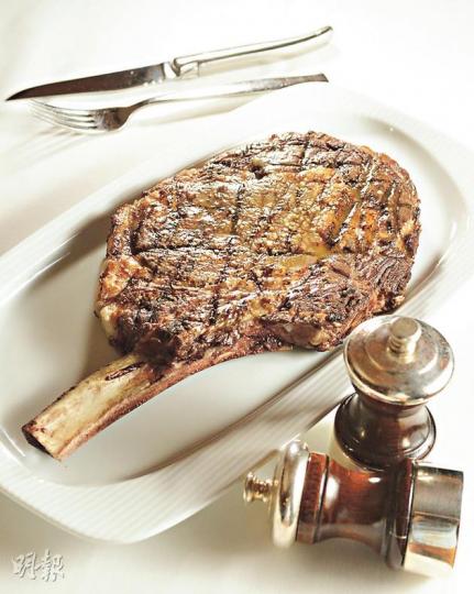 澳洲穀飼帶骨肉眼牛排(250天) - 肉眼部位的肉運動量較低,肉質嫩度僅次牛柳,但由於脂肪量比牛柳高,吃起來較滑、有韌性,嚼勁亦較佳。($558,a)(陳淑安、鄧宗弘攝)豚骨拉麵 - 福岡本店採用的豬骨湯精華是以大量豬骨熬製濃縮而成,creamy不油膩,跟烏骨雞湯混和後口感更清爽,味濃而不稠。($78,c)(陳淑安、鄧宗弘攝)醬燒牛肋排 - 牛肋排分量十足,做法是先連骨略炸定形,再放入雜菜湯慢火熬3小時,使肉質腍軟,最後淋上惹味燒汁。($268,b)(陳淑安、鄧宗弘攝)楓葉蜜餞羊仔鞍 - 羊鞍, 澳洲穀飼帶骨肉眼牛排(250天) - 肉眼部位的肉運動量較低,肉質嫩度僅次牛柳,但由於脂肪量比牛柳高,吃起來較滑、有韌性,嚼勁亦較佳。($558,a)(陳淑安、鄧宗弘攝)豚骨拉麵 - 福岡本店採用的豬骨湯精華是以大量豬骨熬製濃縮而成,creamy不油膩,跟烏骨雞湯混和後口感更清爽,味濃而不稠。($78,c)(陳淑安、鄧宗弘攝)醬燒牛肋排 - 牛肋排分量十足,做法是先連骨略炸定形,再放入雜菜湯慢火熬3小時,使肉質腍軟,最後淋上惹味燒汁。($268,b)(陳淑安、鄧宗弘攝)楓葉蜜餞羊仔鞍 - 羊鞍,