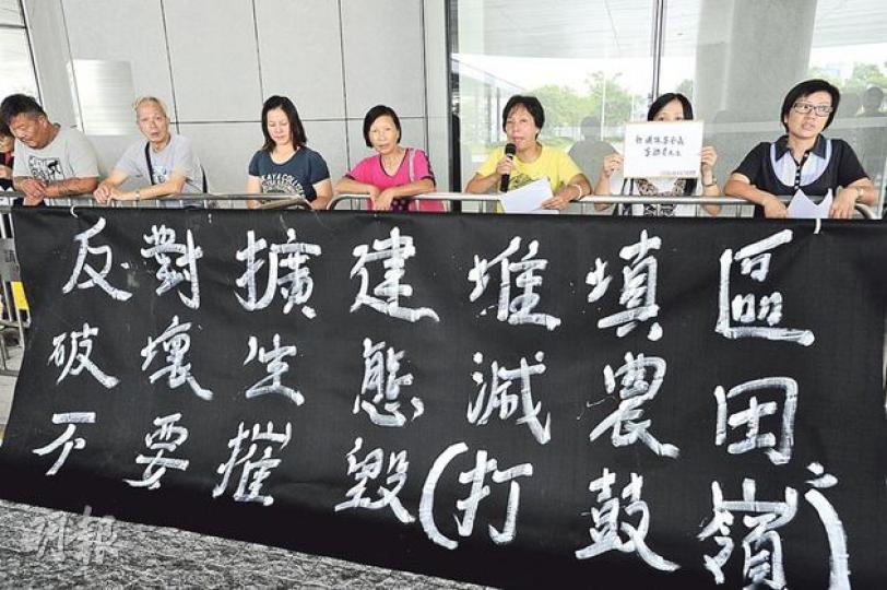 一批打鼓嶺居民,昨日趁工務小組開會前,到立法會外抗議政府擴建堆填區,認為擴建會對生態農地造成破壞。(尹錦恩攝) 一批打鼓嶺居民,昨日趁工務小組開會前,到立法會外抗議政府擴建堆填區,認為擴建會對生態農地造成破壞。(尹錦恩攝)