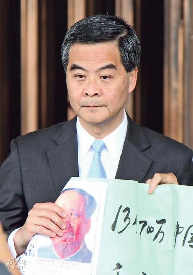 就七一大遊行,特首梁振英昨在出席行政會議前接收示威者的信件後再回應,指政府只要不斷做、克服困難,便可解決好政制、民生和經濟等問題。(林俊源攝) 就七一大遊行,特首梁振英昨在出席行政會議前接收示威者的信件後再回應,指政府只要不斷做、克服困難,便可解決好政制、民生和經濟等問題。(林俊源攝)