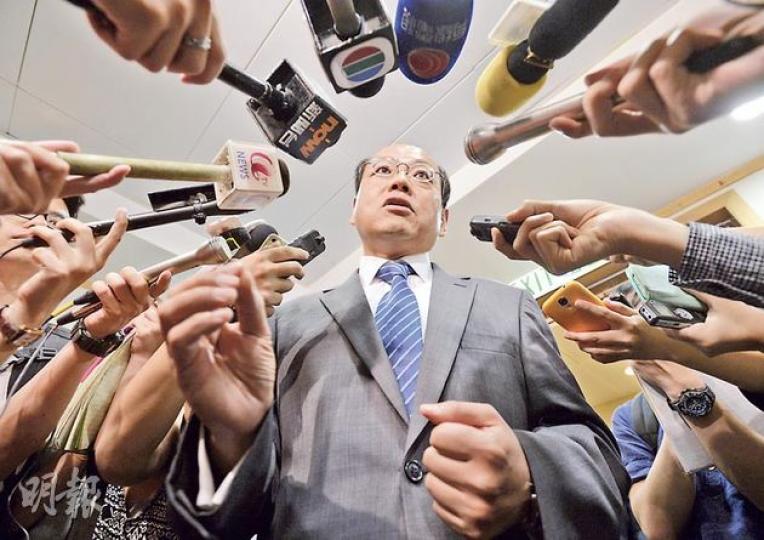 警務處長曾偉雄(圖)昨出席黃大仙區議會會議,指出警方統計七一人流數字並非精算及學術性,純粹是派人在不同地點估算,方便制訂人流管制措施,強調數字非要令任何人「尷尬或開心」。(余俊亮攝) 警務處長曾偉雄(圖)昨出席黃大仙區議會會議,指出警方統計七一人流數字並非精算及學術性,純粹是派人在不同地點估算,方便制訂人流管制措施,強調數字非要令任何人「尷尬或開心」。(余俊亮攝)