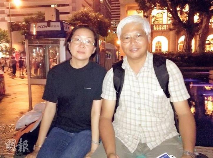退休紀律部隊李先生,與太太前日參加七一遊行後,再到遮打花園出席佔中集會。兩人明年將參與「佔中」爭取普選,冀民選特首改善民生。(邱雅錡攝)21歲的阿Mai(左)剛剛畢業,她批評專上教育制度混亂,冀可普選特首改善情况。她說擔心參與佔中一旦被捕會影響前途,或會以寫文章等方式支持。(黃熙麗攝)任職私人司機的53歲黃先生(右),前晚七一遊行後出席佔中集會,他說港人多年來以遊行、示威等方式爭取普選,但政府沒有回應,故決定參與佔中爭取普選,身旁的妻子亦會支持他。(田青青攝)(明報製圖) 退休紀律部隊李先生,與太太前日參加七一遊行後,再到遮打花園出席佔中集會。兩人明年將參與「佔中」爭取普選,冀民選特首改善民生。(邱雅錡攝)21歲的阿Mai(左)剛剛畢業,她批評專上教育制度混亂,冀可普選特首改善情况。她說擔心參與佔中一旦被捕會影響前途,或會以寫文章等方式支持。(黃熙麗攝)任職私人司機的53歲黃先生(右),前晚七一遊行後出席佔中集會,他說港人多年來以遊行、示威等方式爭取普選,但政府沒有回應,故決定參與佔中爭取普選,身旁的妻子亦會支持他。(田青青攝)(明報製圖)