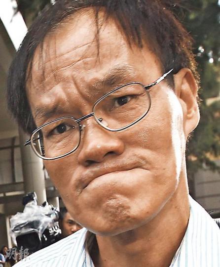 大火中失去妻子黃建環、6歲長子黎俊顯及16個月大幼子黎俊德的黎學文(圖),昨聽取裁決時一臉平靜,他沒回應記者提問就離開。(李紹昌攝)當裁判官覆述18歲女死者謝茵怡逃生及死亡經過時,茵怡的父親謝楚旋以手掩面。(李紹昌攝) 大火中失去妻子黃建環、6歲長子黎俊顯及16個月大幼子黎俊德的黎學文(圖),昨聽取裁決時一臉平靜,他沒回應記者提問就離開。(李紹昌攝)當裁判官覆述18歲女死者謝茵怡逃生及死亡經過時,茵怡的父親謝楚旋以手掩面。(李紹昌攝)