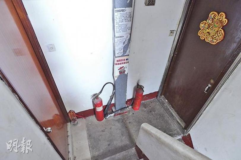 本報記者到馬頭圍道123至125號唐樓,發現有住戶在家門外備置輕型滅火筒。(鄧宗弘攝)本報記者往馬頭圍道107至109號舊樓其中一條後梯觀察,發現堆滿雜物及建築廢料。(鄧宗弘攝) 本報記者到馬頭圍道123至125號唐樓,發現有住戶在家門外備置輕型滅火筒。(鄧宗弘攝)本報記者往馬頭圍道107至109號舊樓其中一條後梯觀察,發現堆滿雜物及建築廢料。(鄧宗弘攝)