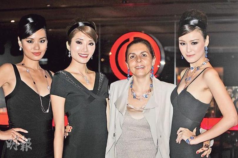 意大利珠寶新秀Mattioli正式來港,總裁Licia Mattioli(右二)表示,香港市場面對全球,其地位無可替代,Mattioli設計的珠寶將在這裏被更多人認識。(李紹昌攝)
意大利珠寶新秀Mattioli正式來港,總裁Licia Mattioli(右二)表示,香港市場面對全球,其地位無可替代,Mattioli設計的珠寶將在這裏被更多人認識。(李紹昌攝)
