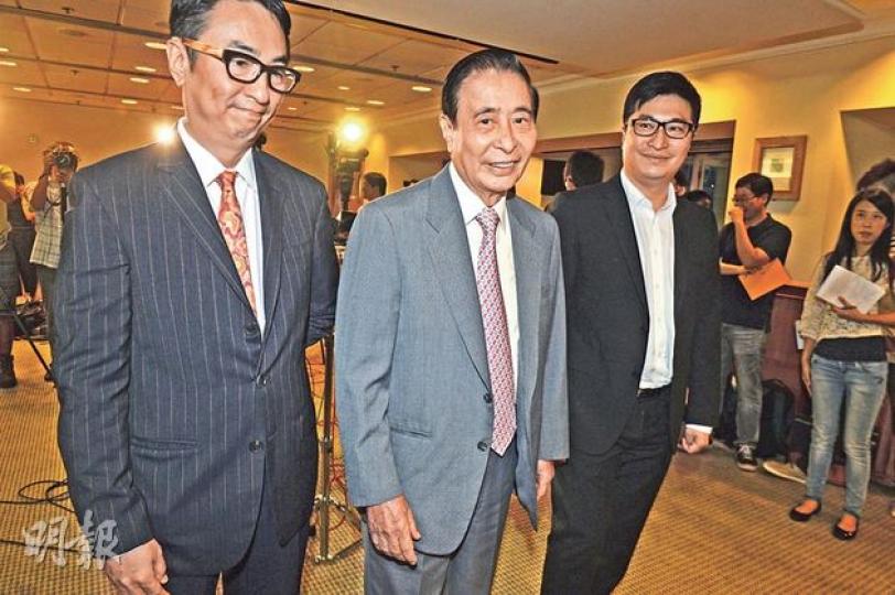 恒基主席李兆基昨與長子李家傑(左)及次子李家誠(右)一同出席新聞行政人員協會晚宴,他致辭時細數過去數十年工作及公益事業,重申財富「聚」「散」要有道,又期望恒指可重上3萬點,屆時可每年捐出10億元做慈善。(劉焌陶攝) 恒基主席李兆基昨與長子李家傑(左)及次子李家誠(右)一同出席新聞行政人員協會晚宴,他致辭時細數過去數十年工作及公益事業,重申財富「聚」「散」要有道,又期望恒指可重上3萬點,屆時可每年捐出10億元做慈善。(劉焌陶攝)