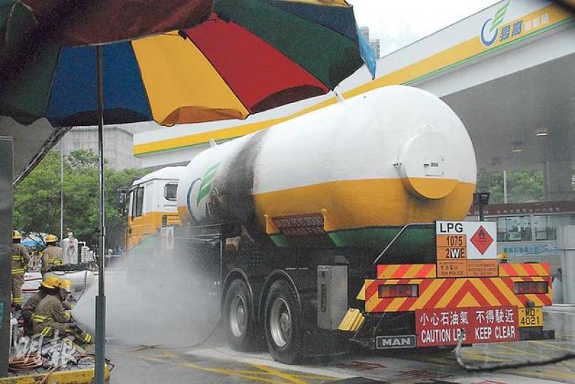 加氣站昨日發生氣缸車懷疑泄漏石油氣引致火警。意外後消防員趕至將火救熄,並不斷向車身射水降溫及戒備,幸未有造成傷亡。(雲錦鋒攝) 加氣站昨日發生氣缸車懷疑泄漏石油氣引致火警。意外後消防員趕至將火救熄,並不斷向車身射水降溫及戒備,幸未有造成傷亡。(雲錦鋒攝)
