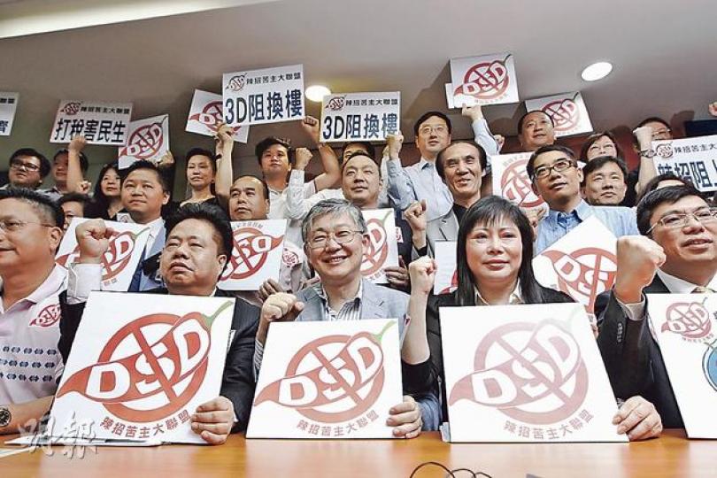 「辣招苦主大聯盟」發起周日萬人遊行促請政府「減辣」甚至撤招。前排中為中原地產創辦人施永青。(李澤彤攝) 「辣招苦主大聯盟」發起周日萬人遊行促請政府「減辣」甚至撤招。前排中為中原地產創辦人施永青。(李澤彤攝)