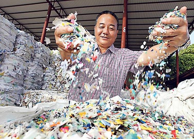 香港環保廢料再造業總會會長劉耀成3年前投資600萬元為回收場升級,包括購買機器清洗及切碎廢塑膠,令廢料得以增值及可以進口內地。(李紹昌攝) 香港環保廢料再造業總會會長劉耀成3年前投資600萬元為回收場升級,包括購買機器清洗及切碎廢塑膠,令廢料得以增值及可以進口內地。(李紹昌攝)
