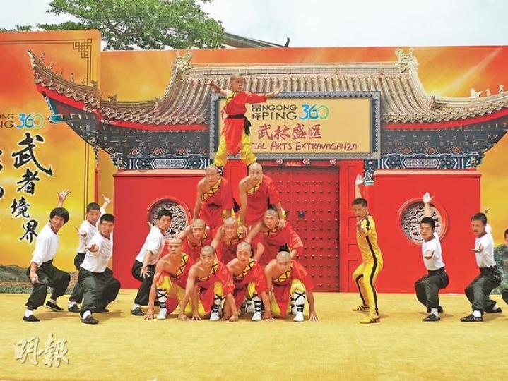 為紀念李小龍,今年昂坪360嘅「武林盛匯360」加入咗截拳道元素,遊客可以喺昂坪市集欣賞少林弟子同截拳道高手同台切磋。(楊康琪攝) 為紀念李小龍,今年昂坪360嘅「武林盛匯360」加入咗截拳道元素,遊客可以喺昂坪市集欣賞少林弟子同截拳道高手同台切磋。(楊康琪攝)
