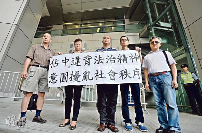 自稱無黨派嘅黃引祥(中)去警察總部報案,話佔中發起人教唆他人犯罪,幾個市民聲稱喺網上等得知後去聲援,仲整埋橫額。黃先生(左一)話七一參加咗愛港之聲活動,又話其他人喺愛港之聲活動碰過面。另一支持者李女士表明反對子女佔中,因為「我唔想做丁子霖」,但佢就無拎起橫額入鏡。(盧翊銘攝) 自稱無黨派嘅黃引祥(中)去警察總部報案,話佔中發起人教唆他人犯罪,幾個市民聲稱喺網上等得知後去聲援,仲整埋橫額。黃先生(左一)話七一參加咗愛港之聲活動,又話其他人喺愛港之聲活動碰過面。另一支持者李女士表明反對子女佔中,因為「我唔想做丁子霖」,但佢就無拎起橫額入鏡。(盧翊銘攝)