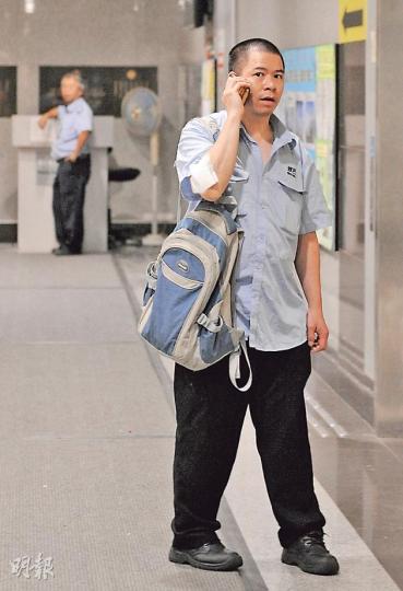 乘客不滿冷氣不足,劉姓巴士車長(圖)回應稱車上冷氣需按公司指示調校,他右臂受傷,送院治理。(蔡方山攝) 乘客不滿冷氣不足,劉姓巴士車長(圖)回應稱車上冷氣需按公司指示調校,他右臂受傷,送院治理。(蔡方山攝)