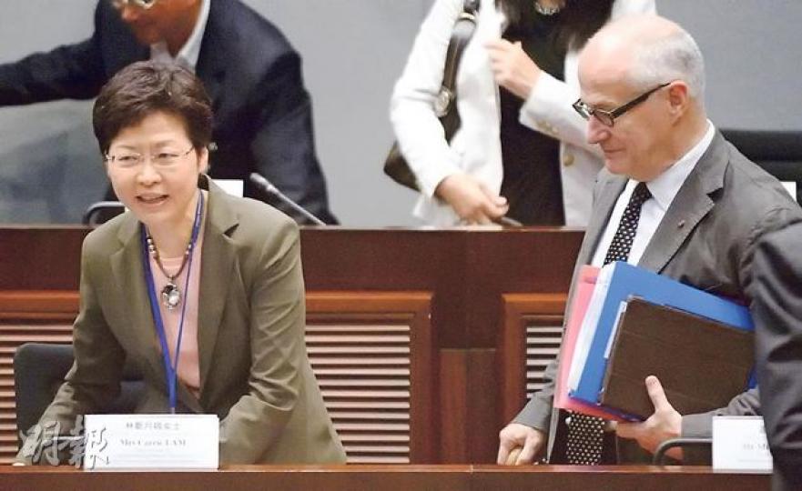 身兼西九董事局主席的政務司長林鄭月娥(左)昨稱,若以坊間指西九整體造價需471億元,M+建築成本是71億元而非如今約50億元,印證該造價屬粗略推算,但重申或許有朝一日需再注資。西九管理局行政總裁連納智(右)認為,西九場館內設施設冠名權,有助當局平衡政府資助。(盧翊銘攝) 身兼西九董事局主席的政務司長林鄭月娥(左)昨稱,若以坊間指西九整體造價需471億元,M+建築成本是71億元而非如今約50億元,印證該造價屬粗略推算,但重申或許有朝一日需再注資。西九管理局行政總裁連納智(右)認為,西九場館內設施設冠名權,有助當局平衡政府資助。(盧翊銘攝)