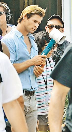 基斯漢斯禾夫對他的雷神風扇非常有興趣。(攝影/記者:劉永銳、黃梓烜)荷李活著名導演米高曼(箭嘴)今次執導《Cyber》,在現場指揮一切。(攝影/記者:劉永銳、黃梓烜)「雷神」太太Elsa Pataky和一歲多的女兒India Rose在沙灘嬉水,享受香港的夏日陽光。(攝影/記者:劉永銳、黃梓烜)基斯漢斯禾夫(左起)與安志杰、王力宏拍攝一段時間,已甚為投契。(攝影/記者:劉永銳、黃梓烜)《Cyber》在石澳的空地外拍攝,炎熱天氣如在蒸爐下。(攝影/記者:劉永銳、黃梓烜) 基斯漢斯禾夫對他的雷神風扇非常有興趣。(攝影/記者:劉永銳、黃梓烜)荷李活著名導演米高曼(箭嘴)今次執導《Cyber》,在現場指揮一切。(攝影/記者:劉永銳、黃梓烜)「雷神」太太Elsa Pataky和一歲多的女兒India Rose在沙灘嬉水,享受香港的夏日陽光。(攝影/記者:劉永銳、黃梓烜)基斯漢斯禾夫(左起)與安志杰、王力宏拍攝一段時間,已甚為投契。(攝影/記者:劉永銳、黃梓烜)《Cyber》在石澳的空地外拍攝,炎熱天氣如在蒸爐下。(攝影/記者:劉永銳、黃梓烜)