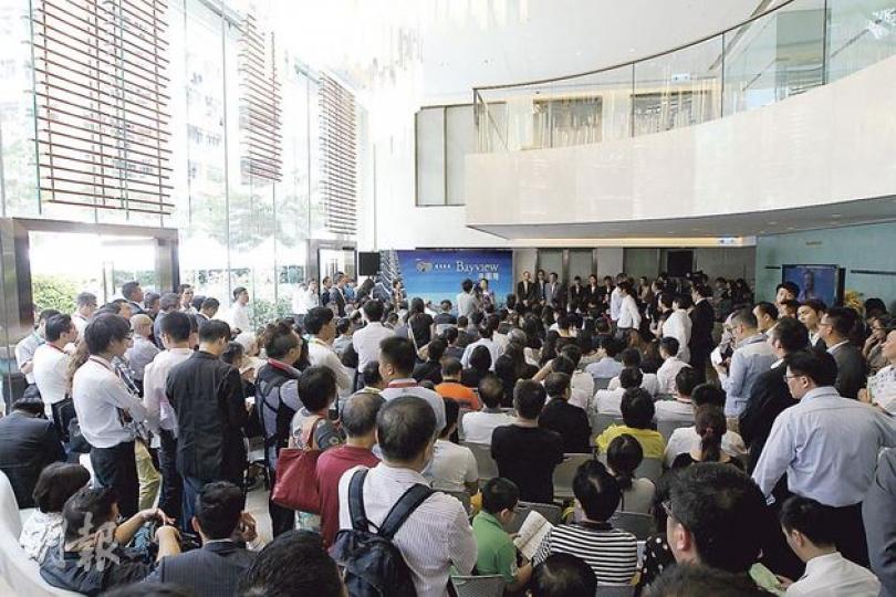 港圖灣昨開展第二輪銷售,早上十一時在售樓處現場,已聚集了不少準買家和代理;港圖灣昨日售出的30伙中,有兩組買家各自斥資4762萬元,以及2716萬元,分別購買3伙和2伙高層海景單位。(李澤彤攝) 港圖灣昨開展第二輪銷售,早上十一時在售樓處現場,已聚集了不少準買家和代理;港圖灣昨日售出的30伙中,有兩組買家各自斥資4762萬元,以及2716萬元,分別購買3伙和2伙高層海景單位。(李澤彤攝)