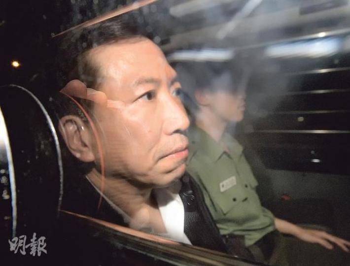 晚上陳振聰被裁定偽造罪成後,脫下領帶,一臉落寞坐着囚車去收押所。(盧翊銘攝) 昨晨結着領帶、西裝筆挺的陳振聰,由名貴座駕接往高院等待陪審團「發落」。(盧翊銘攝) 晚上陳振聰被裁定偽造罪成後,脫下領帶,一臉落寞坐着囚車去收押所。(盧翊銘攝) 昨晨結着領帶、西裝筆挺的陳振聰,由名貴座駕接往高院等待陪審團「發落」。(盧翊銘攝)