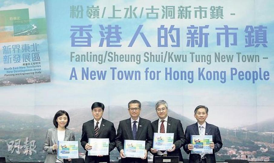 新界東北發展的最終規劃昨日公布,發展局長陳茂波(中)以建造「香港人的新市鎮」為主題,宣布發展古洞北及粉嶺北。左起為地政總署署長甯漢豪、發展局常任秘書長周達明、陳茂波、規劃署長凌嘉勤及土木工程拓展署署長韓志強。(李澤彤攝) 新界東北發展的最終規劃昨日公布,發展局長陳茂波(中)以建造「香港人的新市鎮」為主題,宣布發展古洞北及粉嶺北。左起為地政總署署長甯漢豪、發展局常任秘書長周達明、陳茂波、規劃署長凌嘉勤及土木工程拓展署署長韓志強。(李澤彤攝)