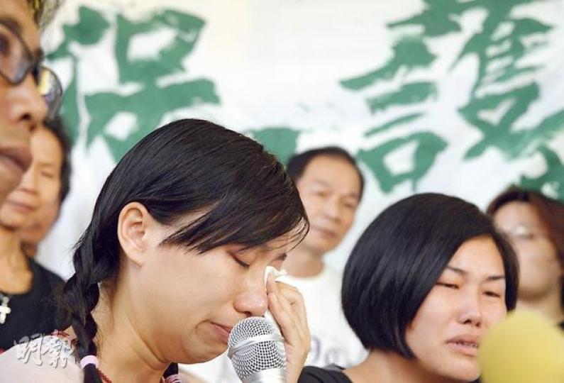 粉嶺北農村及居民聯席成員卓佳佳昨在記者會總結時一度流淚(抹淚者),擔心村落一旦遷拆,猶如把「新界村民故事連根拔起」。(余俊亮攝) 逾百名新界東北3區村民及關注組成員昨午聚首上水古洞村錦益茶樓收看政府公布新界東北新發展方案電視直播。(余俊亮攝) 粉嶺北農村及居民聯席成員卓佳佳昨在記者會總結時一度流淚(抹淚者),擔心村落一旦遷拆,猶如把「新界村民故事連根拔起」。(余俊亮攝) 逾百名新界東北3區村民及關注組成員昨午聚首上水古洞村錦益茶樓收看政府公布新界東北新發展方案電視直播。(余俊亮攝)