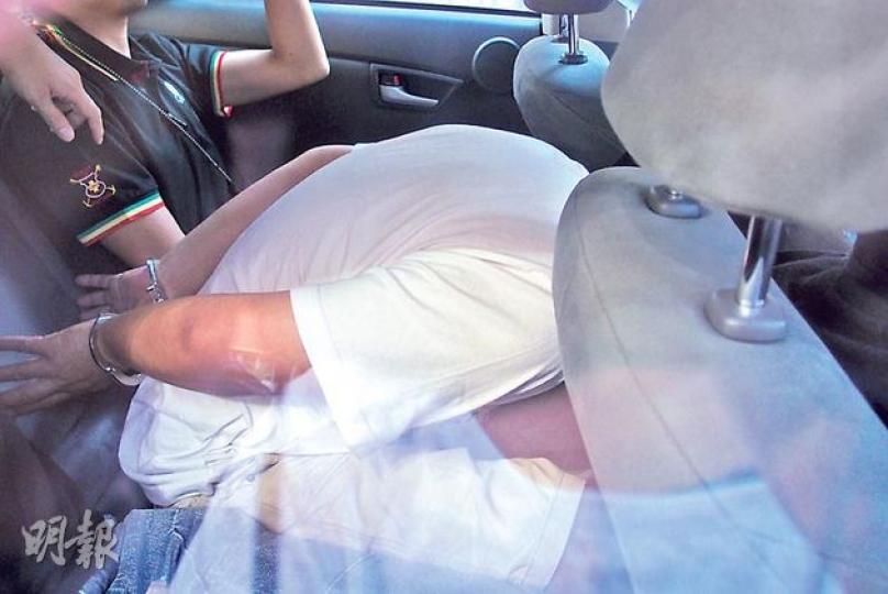 警方昨日拘捕一名男子,懷疑他與中環《蘋果日報》被縱火焚毁的案件有關。(黎婉嫻攝) 警方昨日拘捕一名男子,懷疑他與中環《蘋果日報》被縱火焚毁的案件有關。(黎婉嫻攝)