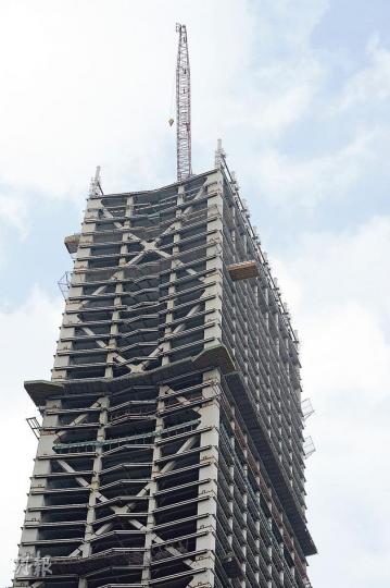 在廣州的3名香港天秤拆卸工疑準備拆卸圖中興建中的財富中心天秤,乘吊船至58樓時,疑吊船失平衡,一人跌至53樓重傷,另兩人跌至更低的樓層死亡。(葉家豪攝) 拆卸天秤時墮樓的溫建修,仍在廣州華僑醫院留醫,已能清醒與家人對話,亦能向工會交代事發過程。(葉家豪攝) 在廣州的3名香港天秤拆卸工疑準備拆卸圖中興建中的財富中心天秤,乘吊船至58樓時,疑吊船失平衡,一人跌至53樓重傷,另兩人跌至更低的樓層死亡。(葉家豪攝) 拆卸天秤時墮樓的溫建修,仍在廣州華僑醫院留醫,已能清醒與家人對話,亦能向工會交代事發過程。(葉家豪攝)