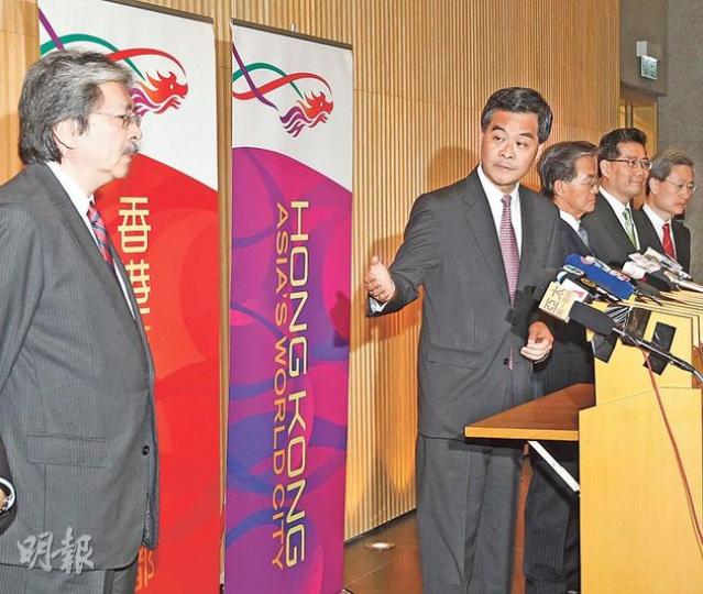 梁振英(左二)等人開完經發會後見記者,其他人企埋一邊,當中財政司長曾俊華(左一)要梁振英一請再請先肯講幾句。(李紹昌攝) 特首梁振英(右)食完財爺檸檬後,就同劉炳章(左一)、蘇澤光(左二)3人喺政府總部canteen撐枱腳,梁振英好平民咁食牛腩河,仲叫記者等嘢食到咗後先影相。(何曉勤攝) 梁振英(左二)等人開完經發會後見記者,其他人企埋一邊,當中財政司長曾俊華(左一)要梁振英一請再請先肯講幾句。(李紹昌攝) 特首梁振英(右)食完財爺檸檬後,就同劉炳章(左一)、蘇澤光(左二)3人喺政府總部canteen撐枱腳,梁振英好平民咁食牛腩河,仲叫記者等嘢食到咗後先影相。(何曉勤攝)