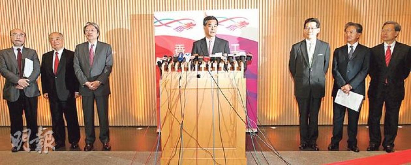 經濟發展委員會昨日召開第二次會議,特首梁振英(中)昨日與財政司長曾俊華(左三)、商務局長蘇錦樑(右三)及轄下4個小組召集人,包括羅仲榮(左一)、周松崗(左二)、蘇澤光(右二)及劉炳章(右一)會見傳媒,6人見記者時,與梁振英「保持一定距離」。(李紹昌攝) (明報製圖) 經濟發展委員會昨日召開第二次會議,特首梁振英(中)昨日與財政司長曾俊華(左三)、商務局長蘇錦樑(右三)及轄下4個小組召集人,包括羅仲榮(左一)、周松崗(左二)、蘇澤光(右二)及劉炳章(右一)會見傳媒,6人見記者時,與梁振英「保持一定距離」。(李紹昌攝) (明報製圖)
