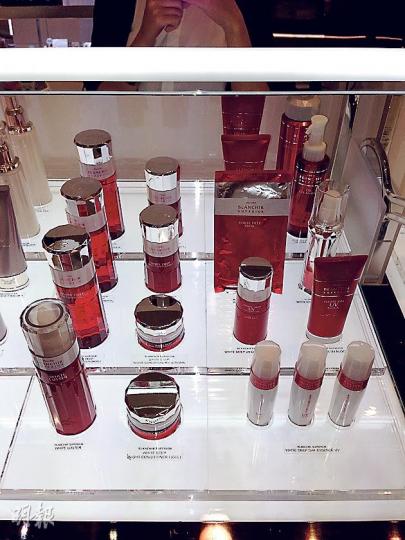 日本Kanebo接獲投訴,有顧客使用其「白樺木萃取精華Rhododenol」產品後出現白斑,因此要作全亞洲回收,包括香港,本報記者昨午4時許在銅鑼灣崇光百貨專櫃的貨架仍可見到其中一種需要回收的產品Blanchir Superior White Deep Night Conditioner 1(GEL)(前左二)。(楊康琪攝) 日本Kanebo接獲投訴,有顧客使用其「白樺木萃取精華Rhododenol」產品後出現白斑,因此要作全亞洲回收,包括香港,本報記者昨午4時許在銅鑼灣崇光百貨專櫃的貨架仍可見到其中一種需要回收的產品Blanchir Superior White Deep Night Conditioner 1(GEL)(前左二)。(楊康琪攝)
