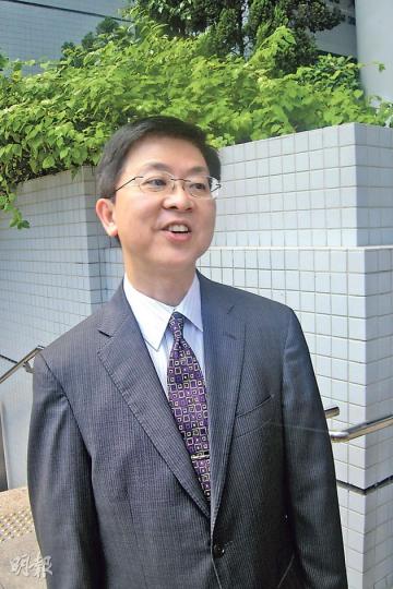 「釘牌」西醫蕭定榮承認充當註冊醫生等4罪被判緩刑,他於庭外表示滿意判刑,亦會接受醫委會紀律聆訊。(林景輝攝) 「釘牌」西醫蕭定榮承認充當註冊醫生等4罪被判緩刑,他於庭外表示滿意判刑,亦會接受醫委會紀律聆訊。(林景輝攝)