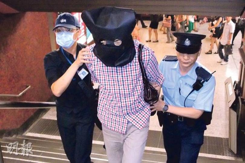 鐵路警區警員昨午在港鐵深水埗站發現身穿格仔恤衫男子涉非禮少女,將他拘捕押返警署。(黎婉嫻攝) 鐵路警區警員昨午在港鐵深水埗站發現身穿格仔恤衫男子涉非禮少女,將他拘捕押返警署。(黎婉嫻攝)