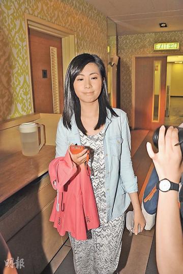 黃紫盈昨午在電視城餐廳遇記者追訪強顏歡笑。(攝影﹕娛樂組) 黃紫盈昨午在電視城餐廳遇記者追訪強顏歡笑。(攝影﹕娛樂組)