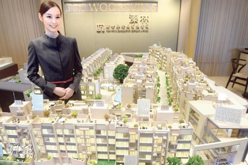 溱林設於中環的展銷廳,未有提供示範單位,而只有展示屋苑模型。新世界稱,礙於場地所限,故不設示範單位,但會確保樓書可於中環新世界大廈大堂向公眾24小時派發。(劉焌陶攝)新世界一改平實作風,邀請藝術家林東鵬就溱林內一棵原生細葉榕為題,創作名為《遊玩.四季》系列的畫作,於展銷廳內擺放。圖中畫作名為遊玩.四季─冬休,描寫冬與夜的寂靜。(劉焌陶攝) 溱林設於中環的展銷廳,未有提供示範單位,而只有展示屋苑模型。新世界稱,礙於場地所限,故不設示範單位,但會確保樓書可於中環新世界大廈大堂向公眾24小時派發。(劉焌陶攝)新世界一改平實作風,邀請藝術家林東鵬就溱林內一棵原生細葉榕為題,創作名為《遊玩.四季》系列的畫作,於展銷廳內擺放。圖中畫作名為遊玩.四季─冬休,描寫冬與夜的寂靜。(劉焌陶攝)
