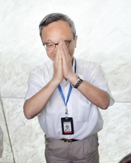 華懋慈善基金董事會主席龔仁心昨在荃灣如心廣場地下，與守候的傳媒見面，拒絕回應陳振聰被判囚一事，只向記者合十表示「辛苦晒大家」。當記者問是否覺得「天地有正氣」，他即笑說﹕「哈哈……這些一早已經講過，唔會再講啦！」隨即轉身乘電梯返回辦公室。（葉家豪攝）（明報製圖）
