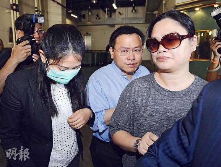 陳振聰在獄中若遭債主入稟申請破產,相信其家人的奢華生活亦會受影響。圖為陳妻譚妙清(右)、弟弟陳振國(中)及私生女倫培珍(左)昨在高院懲教收押處探望陳振聰。(余俊亮攝) 陳振聰在獄中若遭債主入稟申請破產,相信其家人的奢華生活亦會受影響。圖為陳妻譚妙清(右)、弟弟陳振國(中)及私生女倫培珍(左)昨在高院懲教收押處探望陳振聰。(余俊亮攝)
