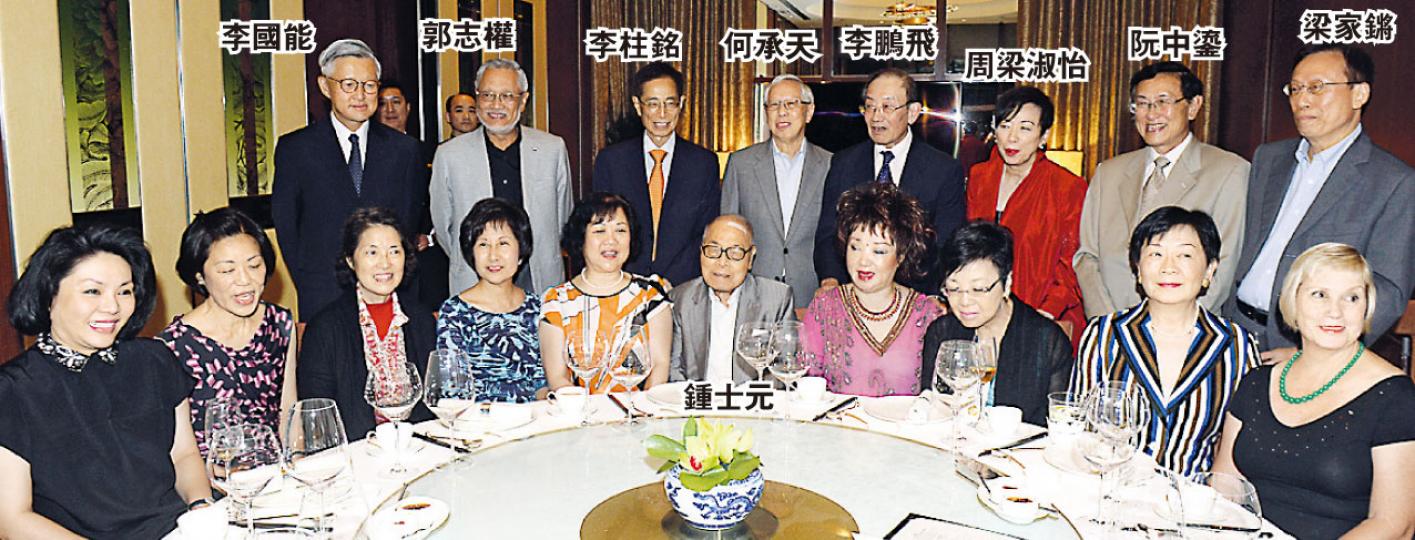 30年前為香港前途訪京嘅青年才俊團，噚晚去咗跑馬地馬會會所敘舊，唔少人攜眷出席。行政會議前召集人鍾士元（前中）額頭損咗貼膠布，原來係早排撞親。（劉焌陶攝）