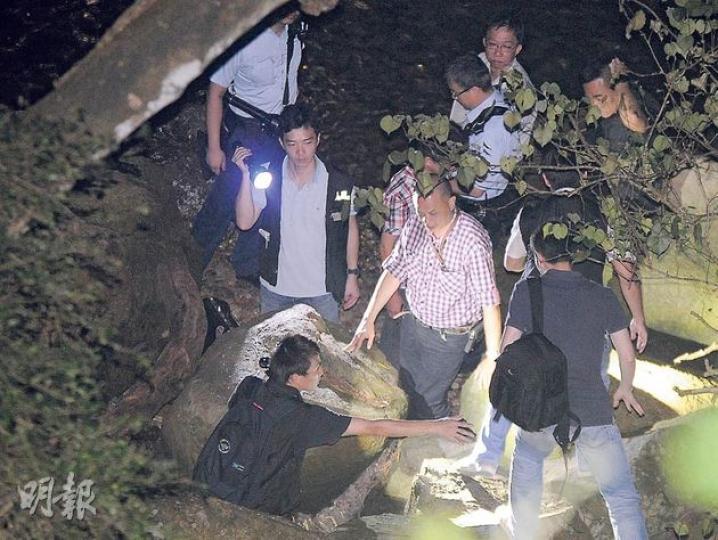 休班警前晚被潛水人士發現沉屍西貢早禾坑對開海底，事後大批探員封鎖石灘調查蒐證。（蔡方山攝）