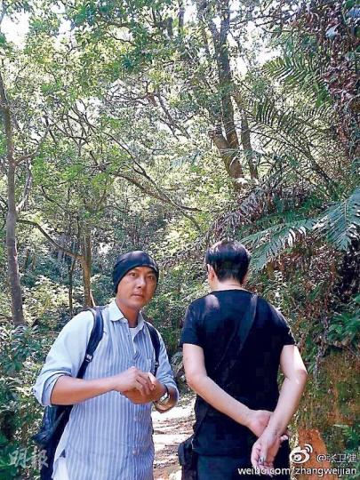 張衛健做乖仔,陪母親余嘉碧行山呼吸新鮮空氣。(微博圖片) 張衛健做乖仔,陪母親余嘉碧行山呼吸新鮮空氣。(微博圖片)