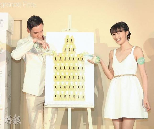 陳豪與法拉於活動上一展獨特「海綿魔法」秘技，看得嘉賓大拍手掌。（攝影：梁碧玲）品牌送上99枝BB版的潤膚露祝賀陳豪新婚之喜，寓意夫妻長長久久，令阿Mo大感驚喜！（攝影：梁碧玲）（左起）曹敏寶及周美欣均以粉色打扮出席活動，反令身旁的張洺華更顯突出，共同點當然是三位都有白滑肌膚。（攝影：梁碧玲）活動上有藝術家駐場，以水彩為來賓繪畫人像畫。（攝影：梁碧玲）