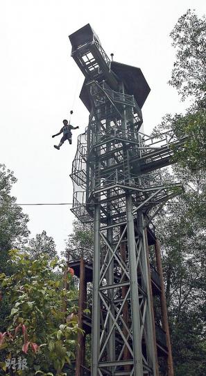 Atan's Leap全場最激，由廿多米躍下，但用纜繩吊着，不是Freefall，很安全。（張一豪攝）Jungle Swinger是在樹上盪鞦韆，雖不及新西蘭峽谷中的Canyon Swing，但對一般人來說已相當好玩。（張一豪攝）Escape內有約20個主題遊戲，大門口前已看到多座三四層樓高的繩塔，叫Monkey Business。（張一豪攝）Monkey Business由繩梯、吊橋、飛索等組成，在園中最受歡迎。（張一豪攝）Escape的Monkey Business「代言人」，有大有小，大的