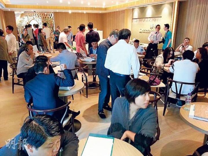 元朗洪水橋新盤溱林昨首度開放設於中環的展銷廳,全日錄逾100組準買家參觀。溱林已敲定於本月13日發售,是新世界於一手新例生效後首個推出的新盤。(林可為攝) 元朗洪水橋新盤溱林昨首度開放設於中環的展銷廳,全日錄逾100組準買家參觀。溱林已敲定於本月13日發售,是新世界於一手新例生效後首個推出的新盤。(林可為攝)