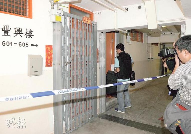 柴灣興華(二)邨豐興樓前晚近11時,一對母子懷疑在寓所燒炭,警員及時到場救出二人,送院後暫無生命危險,警方封鎖涉事單位蒐證。(蔡方山攝) 柴灣興華(二)邨豐興樓前晚近11時,一對母子懷疑在寓所燒炭,警員及時到場救出二人,送院後暫無生命危險,警方封鎖涉事單位蒐證。(蔡方山攝)
