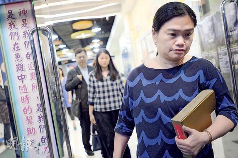 陳振聰展開12年牢獄生涯,其妻譚妙清(前)、私生女倫培珍(中)返教會參加聚會,教會門外寫着「神是我們的避難所」,而牧師林以諾(後)在崇拜後與二人步出教會,其後林以諾登上譚妙清座駕一同離去,未回應記者提問。 (葉家豪攝)牧師林以諾昨講道未有提及爭產案,而崇拜每周金句這次是「所以你們應當小心怎樣聽;因為凡有的,還要加給他;凡沒有的,連他自以為有的,也要奪去」,取自《路加福音8章18節》。(葉家豪攝)不少攝影記者昨日在赤柱監獄附近的山頭守候,希望可看到入獄後的陳振聰出外「散步」。由於烈日當空,各人要以 陳振聰展開12年牢獄生涯,其妻譚妙清(前)、私生女倫培珍(中)返教會參加聚會,教會門外寫着「神是我們的避難所」,而牧師林以諾(後)在崇拜後與二人步出教會,其後林以諾登上譚妙清座駕一同離去,未回應記者提問。 (葉家豪攝)牧師林以諾昨講道未有提及爭產案,而崇拜每周金句這次是「所以你們應當小心怎樣聽;因為凡有的,還要加給他;凡沒有的,連他自以為有的,也要奪去」,取自《路加福音8章18節》。(葉家豪攝)不少攝影記者昨日在赤柱監獄附近的山頭守候,希望可看到入獄後的陳振聰出外「散步」。由於烈日當空,各人要以
