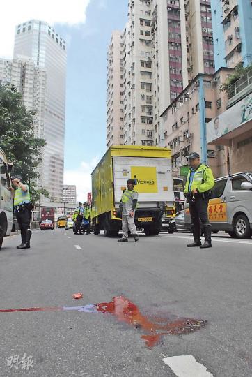 老翁過馬路時與貨車碰撞,向後翻倒時後腦着地重傷不治,事後現場遺下大灘血迹及老翁的假牙等。(鍾炳然攝) 老翁過馬路時與貨車碰撞,向後翻倒時後腦着地重傷不治,事後現場遺下大灘血迹及老翁的假牙等。(鍾炳然攝)