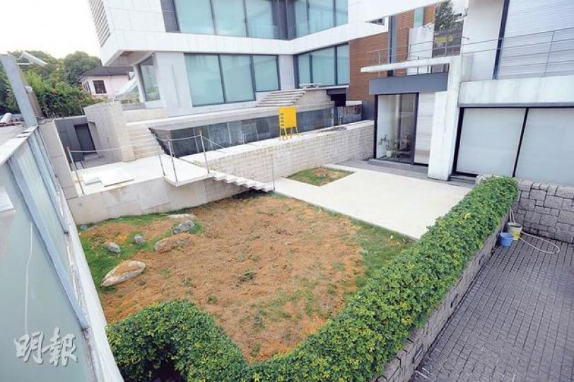 唐英年位於九龍塘約道的大宅,連日來展開工程復修僭建地牢,昨有人鋸樹;發言人指出,由於勘查需時,致部分樹木遭侵蝕、腐爛,需要鋸掉。 (尹錦恩攝)特首梁振英的山頂大宅去年6月被發現僭建,屋宇署發言人指在5月底已接納有關補救方案,對方近日回覆已完成有關工程。(伍浦鋒攝) 唐英年位於九龍塘約道的大宅,連日來展開工程復修僭建地牢,昨有人鋸樹;發言人指出,由於勘查需時,致部分樹木遭侵蝕、腐爛,需要鋸掉。 (尹錦恩攝)特首梁振英的山頂大宅去年6月被發現僭建,屋宇署發言人指在5月底已接納有關補救方案,對方近日回覆已完成有關工程。(伍浦鋒攝)
