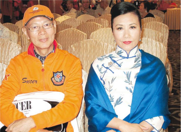 羅家英與汪明荃去完日本返港,難怪精神甚佳。(攝影/記者:柯美) 羅家英與汪明荃去完日本返港,難怪精神甚佳。(攝影/記者:柯美)