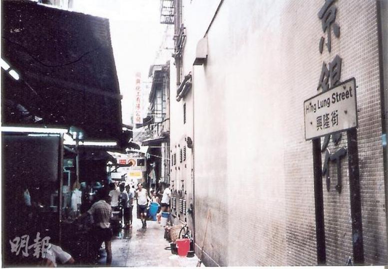 ·皇后大道中異利街重建項目；·現址中環中心·；失去維新里、興隆街（圖）、同文街、永安街、機利文街（何國標攝）·堅尼地城重建項目；·現址泓都；·失去建文街（圖）（何國標攝）·亞皆老街孆W海街重建項目；·現址朗豪坊；·失去部分奶路臣街、康樂街（圖）（何國標攝）·窩打老道㼄釩n里重建項目；·現址窩8；·失去雲南里（圖）（何國標攝）·荃灣市中心重建項目；·現址萬景峯；·失去西樓街（圖）及部分河背街、新村街（何國標攝）